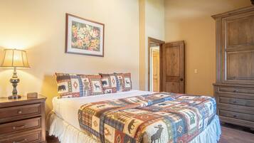 Maison, plusieurs lits, patio, vue montagne (Chocolate Gulch Cabin) | 4 chambres, décoration personnalisée, ameublement personnalisé