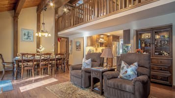 Maison, plusieurs lits, patio, vue montagne (Chocolate Gulch Cabin) | Intérieur