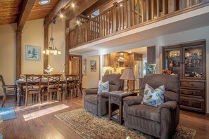 Maison, plusieurs lits, patio, vue montagne (Chocolate Gulch Cabin) | Intérieur