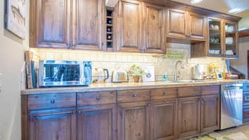 独立别墅, 多张床, 露台, 山景 (Chocolate Gulch Cabin) | 私人厨房 | 餐桌