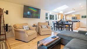 Condo, nhiều giường, sân hiên, quang cảnh núi (The Ranch 46) | Khu phòng khách | TV màn hình phẳng 42-inch có truyền hình kỹ thuật số 