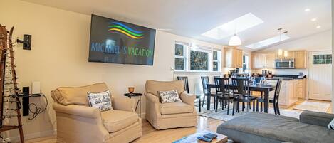 公寓式客房, 多张床, 露台, 山景 (The Ranch 46) | 起居区 | 42-英寸纯平电视(配备数码频道)