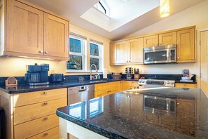 Condo, varias camas, patio, vista a la montaña (The Ranch 46) | Cocina privada | Comedor 