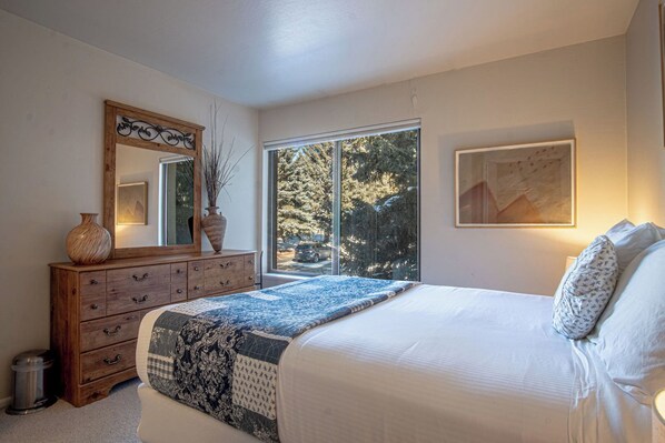 Condo, várias camas, sacada, vista para a montanha (Sun Valley Condo 116) | 2 quartos, individualmente decorados, individualmente mobiliados