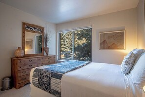 公寓式客房, 多张床, 阳台, 山景 (Sun Valley Condo 116) | 2 多间卧室、特色装修、特色家居、床单