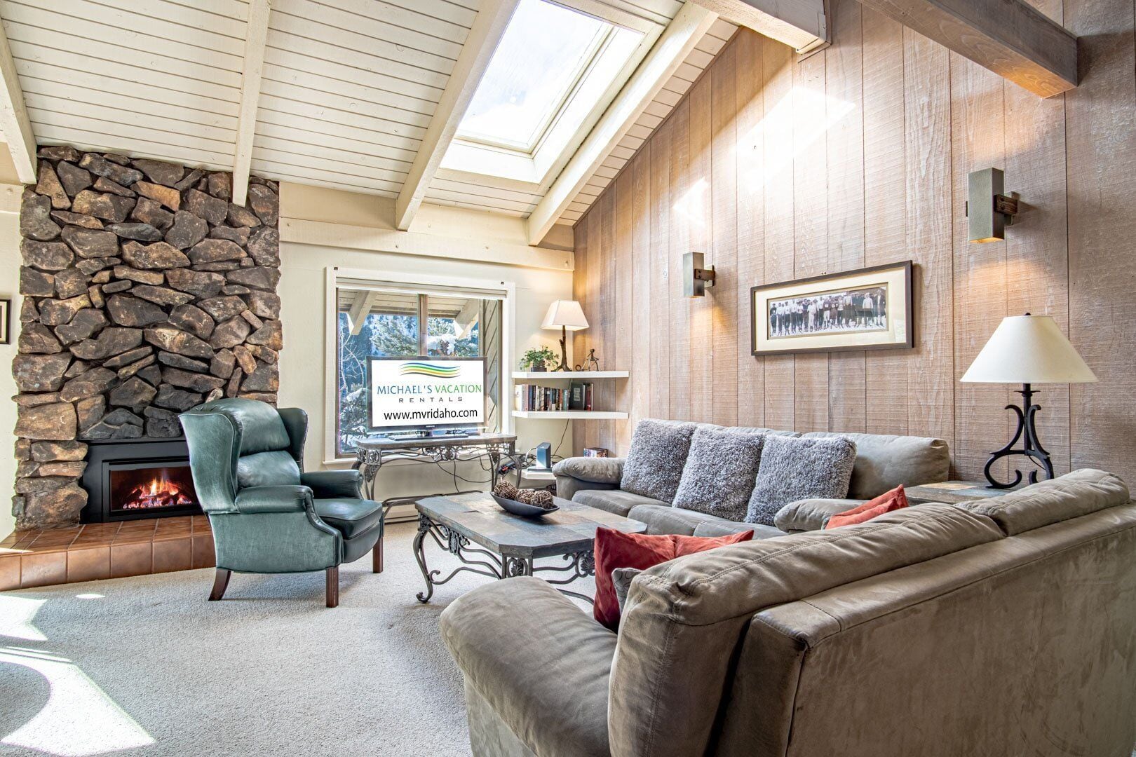 公寓客房, 多張床, 陽台, 山景 (Sun Valley Condo 116) | 起居區 | 42-吋平面電視，提供數位頻道