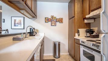Condo, Multiple Beds, Balcony, Mountain View (Sun Valley Condo 116) | Private kitchen | Dining tables