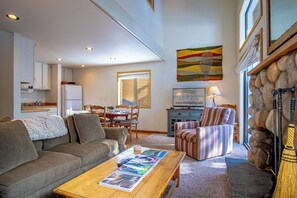 คอนโด, หลายเตียง, ลานระเบียง, วิวภูเขา (Bonne Vie 2221) | บริเวณนั่งเล่น | ทีวีจอแบน 42 นิ้ว พร้อมช่องดิจิตอล