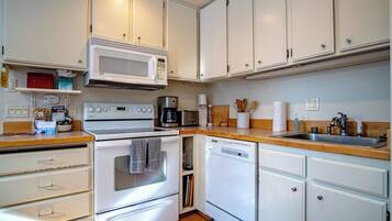 Condo, nhiều giường, sân hiên, quang cảnh núi (Bonne Vie 2221) | Bếp riêng | Bàn ăn