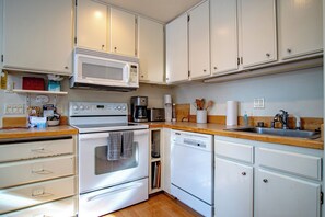 Appartement, meerdere bedden, patio, uitzicht op bergen (Bonne Vie 2221) | Privékeuken | Eettafels