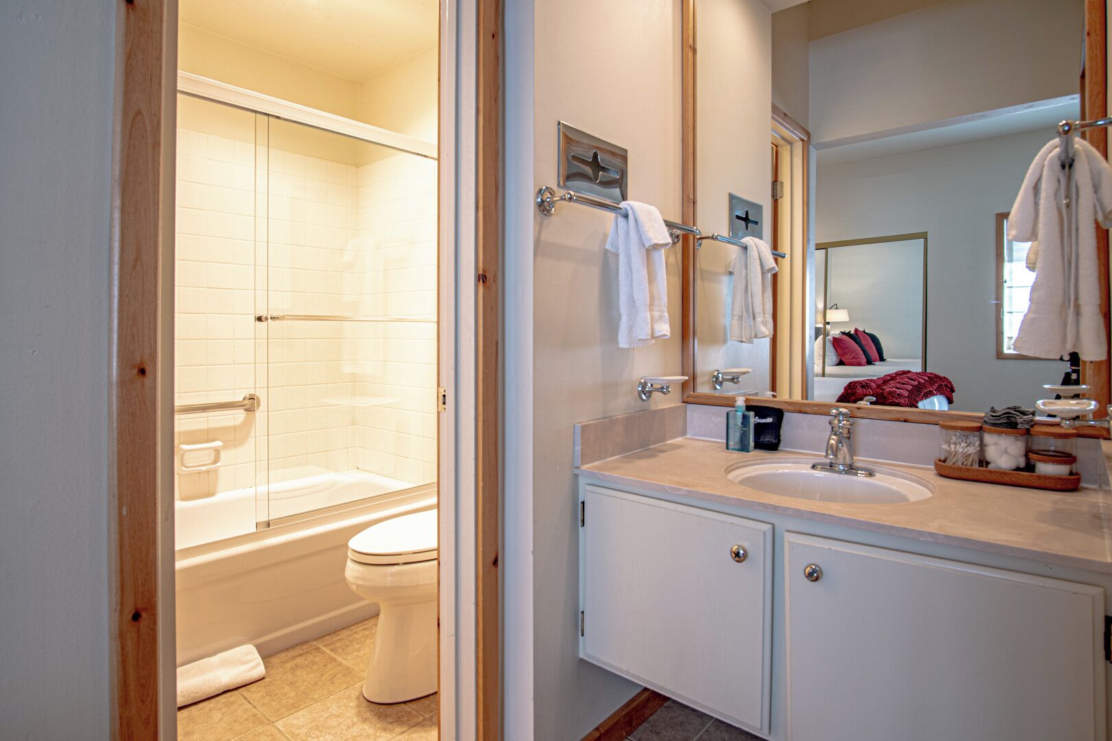 Une salle de bain avec une baignoire, des toilettes et un lavabo.
