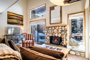 Condo, varias camas, patio, vista a la montaña (Bonne Vie 2221) | Área de sala de estar | Televisión de pantalla plana de 42 pulgadas con canales digitales