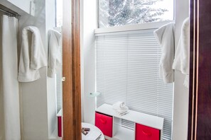 Condo, 2 Queen Beds, Balcony, Mountain View (Sun Valley Condo 102) | Bathroom | Towels