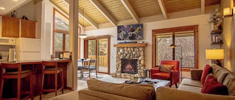 Condo, 2 camas Queen size, balcón, vista a la montaña (Sun Valley Condo 102) | Área de sala de estar | Televisión de pantalla plana de 42 pulgadas con canales digitales