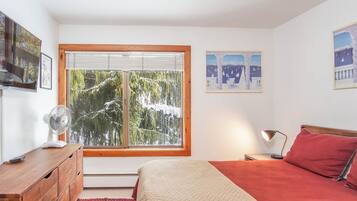 Condo, 2 Queen Beds, Balcony, Mountain View (Sun Valley Condo 102) | 2 bedrooms, individually decorated, individually furnished, bed sheets