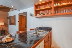 콘도, 퀸사이즈침대 2개, 발코니, 산 전망 (Sun Valley Condo 102) | 내부