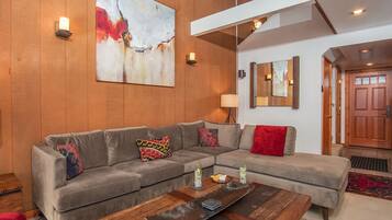 Apartment, 2 Queen-Betten, Balkon, Bergblick (Sun Valley Condo 102) | Wohnbereich | 42-Zoll-Flachbildfernseher mit Digitalempfang