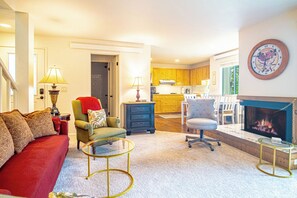 Condo, Multiple Beds, Patio, Mountain View (Bonne Vie 2247) | Living area | 42-inch flat-screen TV with digital channels - Bonne Vie 2247 Sunny & Spacious 4 Bedroom Condo in the Heart of Elkhorn Village (Sun Valley)