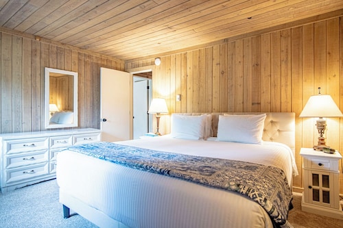 Bonne Vie 2247 Sunny & Spacious 4 Bedroom Condo in the Heart of Elkhorn Village