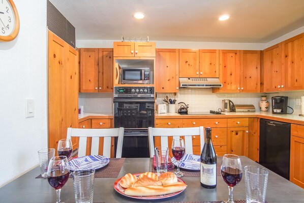 公寓客房, 多張床, 庭院, 山景 (Bonne Vie 2247) | 私人廚房 | 餐桌