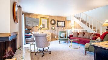 Appartement, meerdere bedden, patio, uitzicht op bergen (Bonne Vie 2247) | Woonruimte | Een 42-inch flatscreentelevisie met digitale zenders