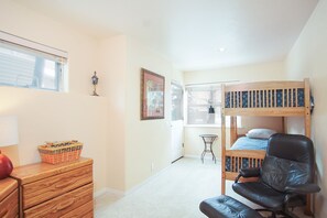 Casa, letti multipli, balcone, vista montagna (Sun Valley Townhome 215A) | 4 camere, con stile personalizzato, con arredamento individuale