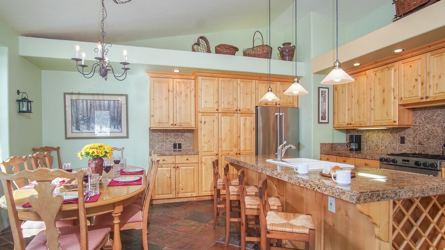 #215a-great Location on the Bike/ski Path With Garage: 10 Minute Walk to Town & Lifts