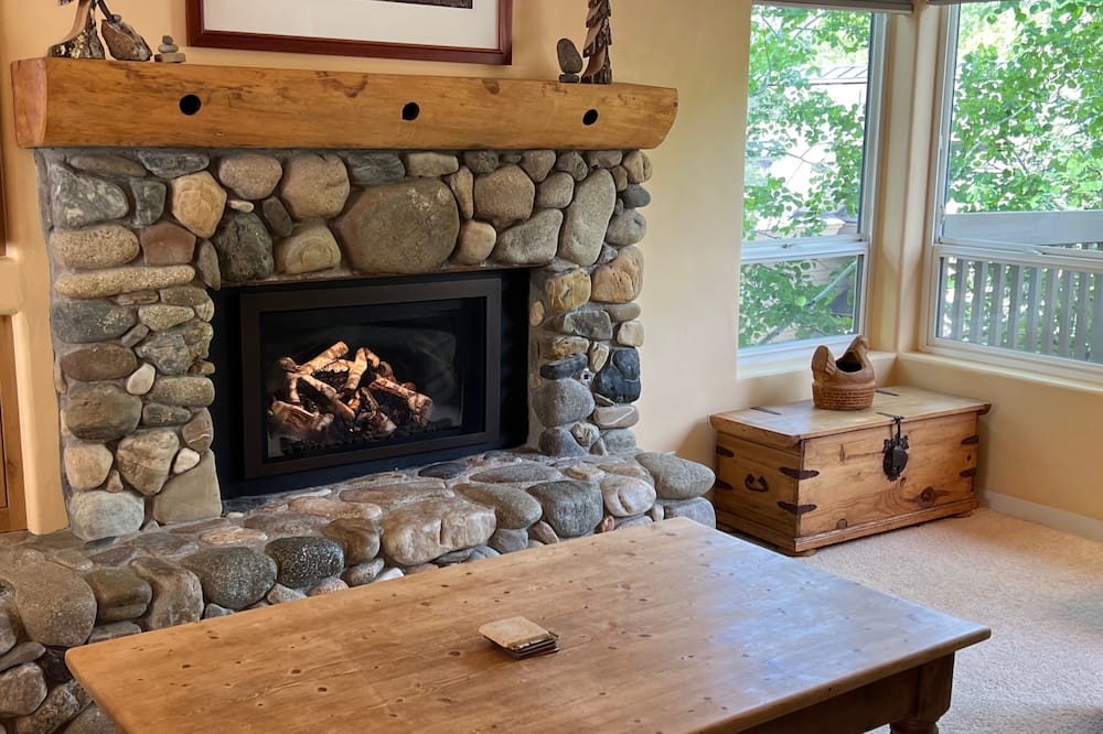 #215a-great Location on the Bike/ski Path With Garage: 10 Minute Walk to Town & Lifts