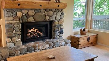 Casa, varias camas, balcón, vistas a la montaña (Sun Valley Townhome 215A) | Interior