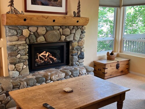 #215a-great Location on the Bike/ski Path With Garage: 10 Minute Walk to Town & Lifts