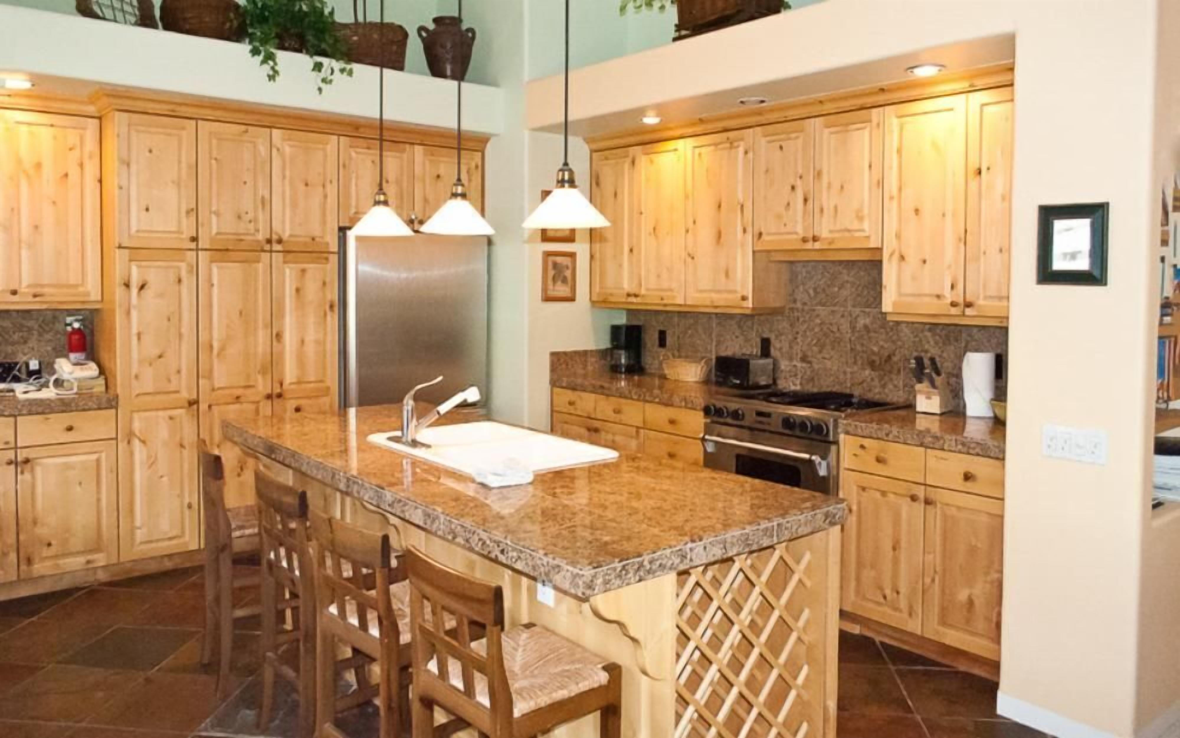 Casa, varias camas, balcón, vista a la montaña (Sun Valley Townhome 215A) | Cocina privada | Comedor 