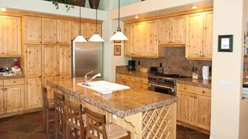 House, Multiple Beds, Balcony, Mountain View (Sun Valley Townhome 215A) | Private kitchen | Dining tables