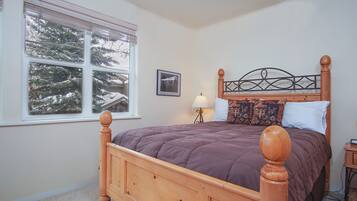 House, Multiple Beds, Balcony, Mountain View (Sun Valley Townhome 215A) | 4 bedrooms, individually decorated, individually furnished, bed sheets