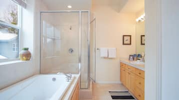 Casa, várias camas, sacada, vista para a montanha (Sun Valley Townhome 215A) | Banheiro | Toalhas de banho