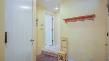 House, Multiple Beds, Balcony, Mountain View (Sun Valley Townhome 215A) | Interior