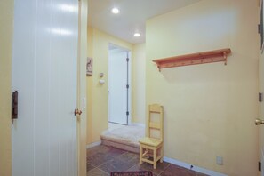 Casa, varias camas, balcón, vistas a la montaña (Sun Valley Townhome 215A) | Interior