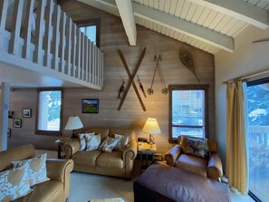 Apartment, Mehrere Betten, Balkon, Bergblick (Snow Creek Condo 1551) | Wohnbereich | 42-Zoll-Flachbildfernseher mit Digitalempfang