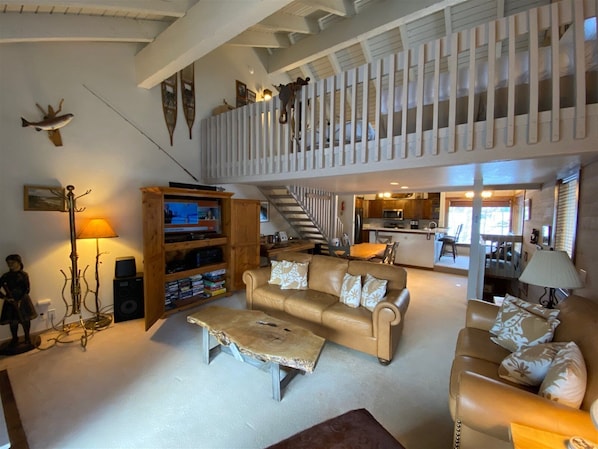 Huoneisto, useita sänkyjä, parveke, vuoristonäköala (Snow Creek Condo 1551) | Oleskelualue | 42–tuumainen taulutelevisio, jossa digitaalikanavat