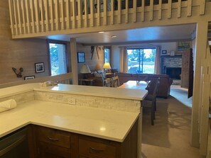 Apartment, Mehrere Betten, Balkon, Bergblick (Snow Creek Condo 1551) | Innenbereich