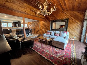 Apartment, Mehrere Betten, Terrasse, Bergblick (Ridge Condo 2601) | Wohnbereich