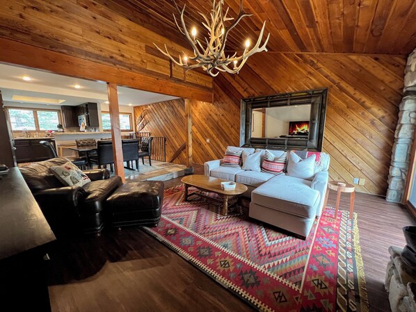 Leilighet, flere senger, terrasse, fjellutsikt (Ridge Condo 2601) | Oppholdsområde | En 42-tommers Flatskjerm-TV med digitale kanaler