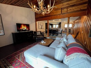 公寓式客房, 多张床, 露台, 山景 (Ridge Condo 2601) | 起居区 | 42-英寸纯平电视（配备数码频道）