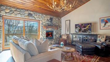 Leilighet, flere senger, terrasse, fjellutsikt (Ridge Condo 2601) | Oppholdsområde | En 42-tommers Flatskjerm-TV med digitale kanaler