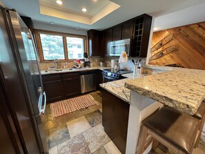 公寓式客房, 多张床, 露台, 山景 (Ridge Condo 2601) | 私人厨房 | 餐桌