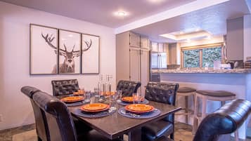 Leilighet, flere senger, terrasse, fjellutsikt (Ridge Condo 2601) | Spiseområde