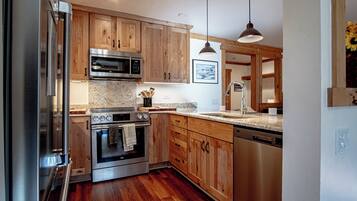 Condo, 1 Queen Bed with Sofa bed, Balcony, Mountain View (Sun Valley Condo 109) | Private kitchen | Dining tables