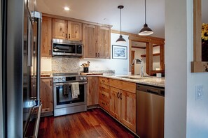 Condo, 1 giường cỡ queen và sofa giường, ban công, quang cảnh núi (Sun Valley Condo 109) | Bếp riêng | Bàn ăn 