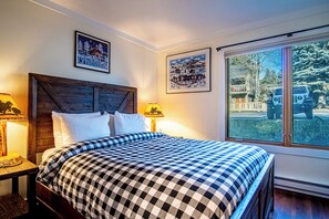 公寓式客房, 1 张大床和 1 张沙发床, 阳台, 山景 (Sun Valley Condo 109) | 1 多间卧室、特色装修、特色家居、床单