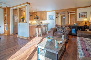 公寓式客房, 1 张大床和 1 张沙发床, 阳台, 山景 (Sun Valley Condo 109) | 起居区 | 42-英寸纯平电视（配备数码频道）