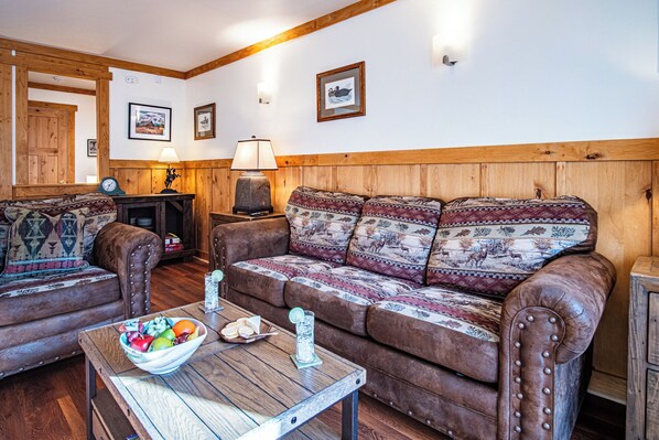 Appartement, 1 queensize bed met slaapbank, balkon, uitzicht op bergen (Sun Valley Condo 109) | Woonruimte | Een 42-inch flatscreentelevisie met digitale zenders